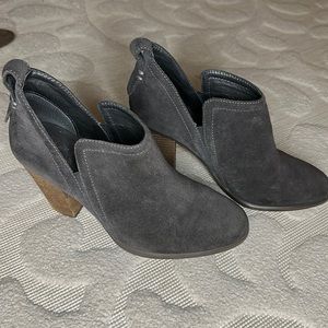 Vince camuto black suede high heel booties sz 8
